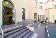 Stazione di Bolzano: Rampa di accessoStazione di Bolzano: Rampa entrata fermata degli autobus